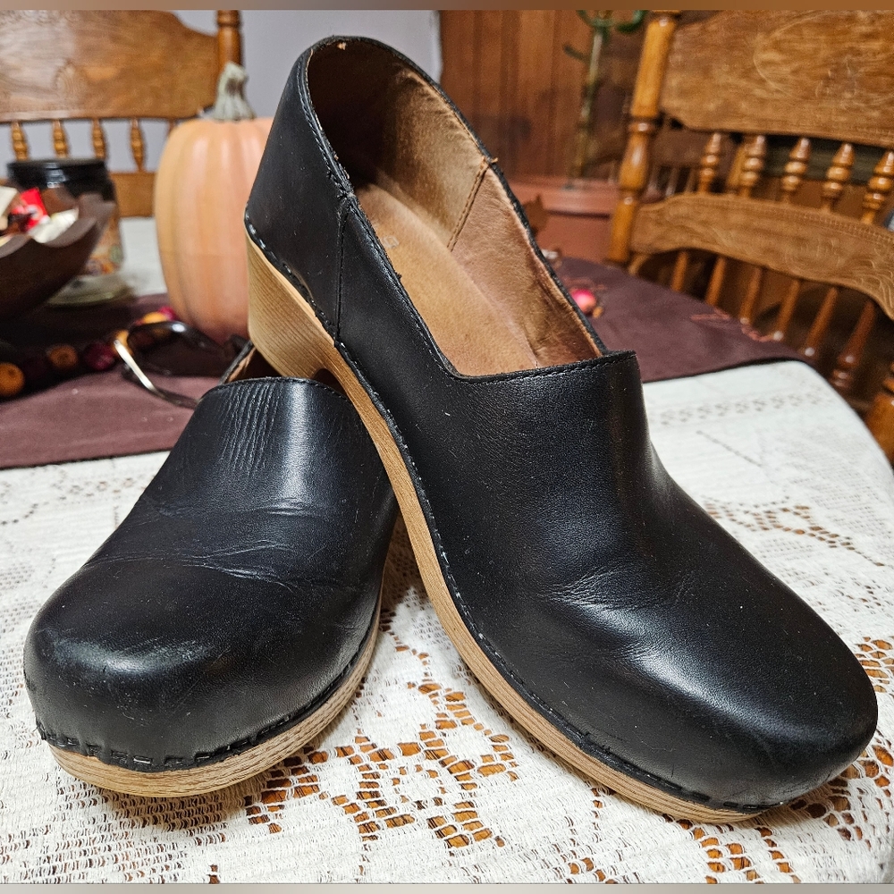 Womens Dansko clogs. Leather. Chunky heal. Fantastic condition.